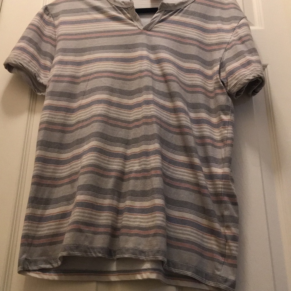 Med. Lucky striped v neck shirt